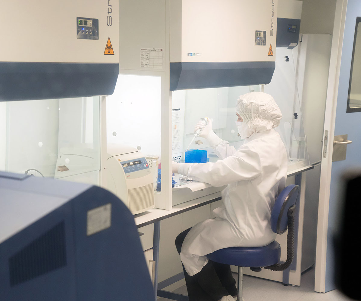 Researcher working in the ancient DNA clean laboratory